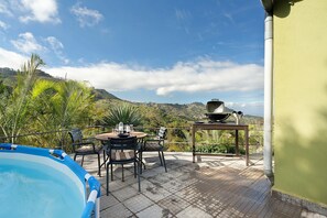 Outdoor dining - Vacation Apartment 'Casa Lomo El Aire Laurel' with Sea View, Shared Pool and Wi-Fi (Tegueste)