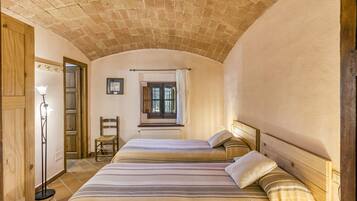 4 bedrooms, iron/ironing board, free WiFi, bed sheets