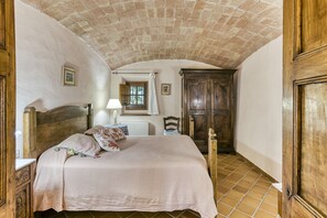 4 bedrooms, iron/ironing board, free WiFi, bed sheets - Country House 'Can Palau' with Mountain View, Private Pool and Wi-Fi (Agullana)