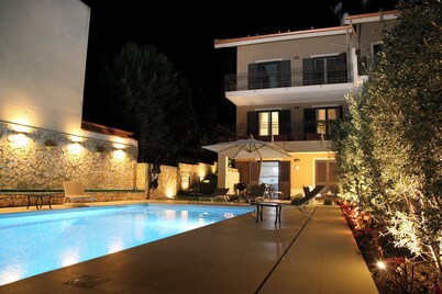 Villa 'Domus Aurige' with Sea View, Wi-Fi and Air Conditioning