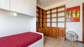 4 makuuhuonetta, silitysrauta/-lauta, ilmainen Wi-Fi, vuodevaatteet