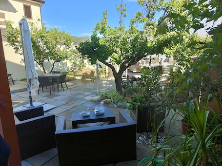 Outdoor dining. Holiday Home 'Villa Antoinette' with Private Terrace, Wi-Fi and Air Conditioning