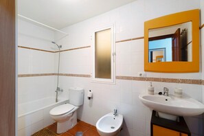 Ein Badezimmer mit Toilette, Bidet und Waschbecken.