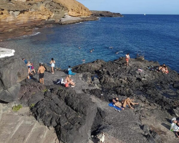 Beach nearby - Vacation Home 'Playa Montana Amarilla Sunset,pool' with Shared Pool, Private Terrace and Wi-Fi (Costa del Silencio)