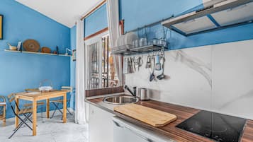 Geladeira, micro-ondas, cooktop, cafeteira/chaleira