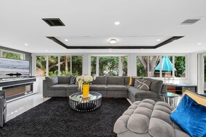 Smart-TV, bordtennis, bøker og stereoanlegg