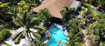 BEST LOCATION, Few min walk, Bike to Deerfield Beach and Pier. one acre property