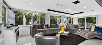 BEST LOCATION, Few min walk, Bike to Deerfield Beach and Pier. one acre property