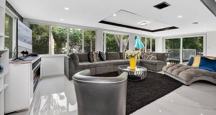 BEST LOCATION, Few min walk, Bike to Deerfield Beach and Pier. one acre property