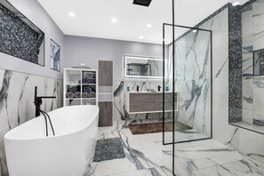 Douche, sèche-cheveux, serviettes fournies, savon