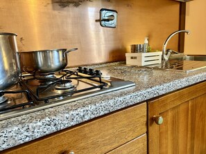 Fridge, stovetop, coffee/tea maker, electric kettle