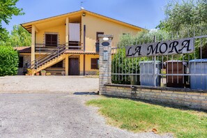 Exterior - Farmhouse "Agriturismo La Mora - Acquario" with Shared Pool, Private Terrace & Wi-Fi (Assisi)