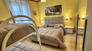 1 habitación, tabla de planchar con plancha, wifi gratis y ropa de cama