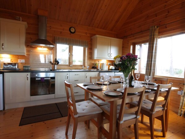 Dining - Lovely rural location under a mile from a stunning sandy beach in Shandwick. (Balintore)