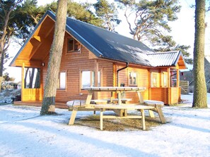 Outdoor dining - Lovely rural location under a mile from a stunning sandy beach in Shandwick. (Balintore)
