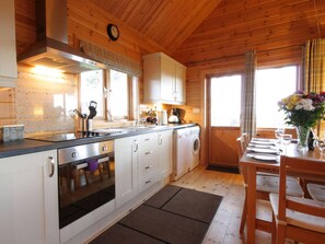 Dishwasher, highchair - Lovely rural location under a mile from a stunning sandy beach in Shandwick. (Balintore)