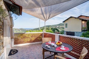 Outdoor dining - Apartment 'Casa Cen' with Sea View, Private Terrace and Wi-Fi (Dolcedo)