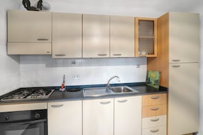 Fridge, oven, stovetop, coffee/tea maker