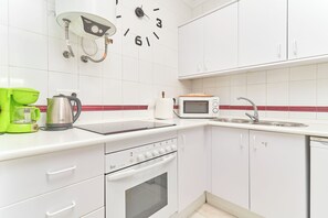 雪櫃、微波爐、焗爐、爐具