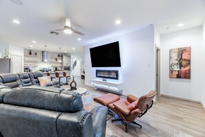 Smart TV, fireplace