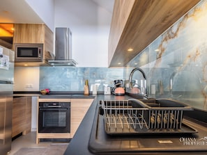 Refrigerador, microondas, horno, placa de cocina