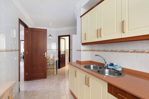 Kjøleskap, mikrobølgeovn, kokeplater og kaffetrakter/tekoker