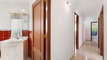 Dusche, Haartrockner, Handtücher