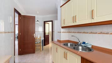 Kühlschrank, Mikrowelle, Herdplatte, Wasserkocher mit Kaffee-/Teezubehör