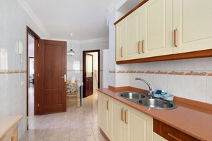 Fridge, microwave, stovetop, coffee/tea maker - Apartment 'Los Girasoles' with Sea View, Balcony and Wi-Fi (Santa Cruz de La Palma)