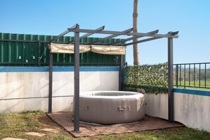 Outdoor spa tub - Holiday Home 'Bouros's Cliff' with Private Garden, Wi-Fi and Air Conditioning (Serra do Bouro)