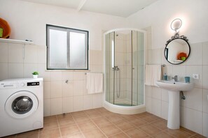 Dusche, Haartrockner, Handtücher