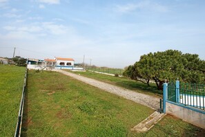 Property grounds - Holiday Home 'Bouros's Cliff' with Private Garden, Wi-Fi and Air Conditioning (Serra do Bouro)