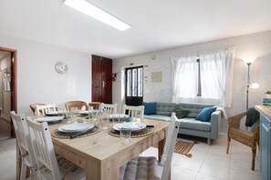 Dining - Holiday Home 'Bouros's Cliff' with Private Garden, Wi-Fi and Air Conditioning (Serra do Bouro)