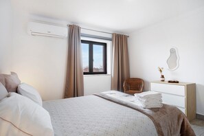 3 bedrooms, iron/ironing board, free WiFi, bed sheets - Holiday Home 'Bouros's Cliff' with Private Garden, Wi-Fi and Air Conditioning (Serra do Bouro)