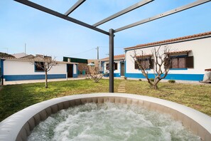 Terrace/patio - Holiday Home 'Bouros's Cliff' with Private Garden, Wi-Fi and Air Conditioning (Serra do Bouro)