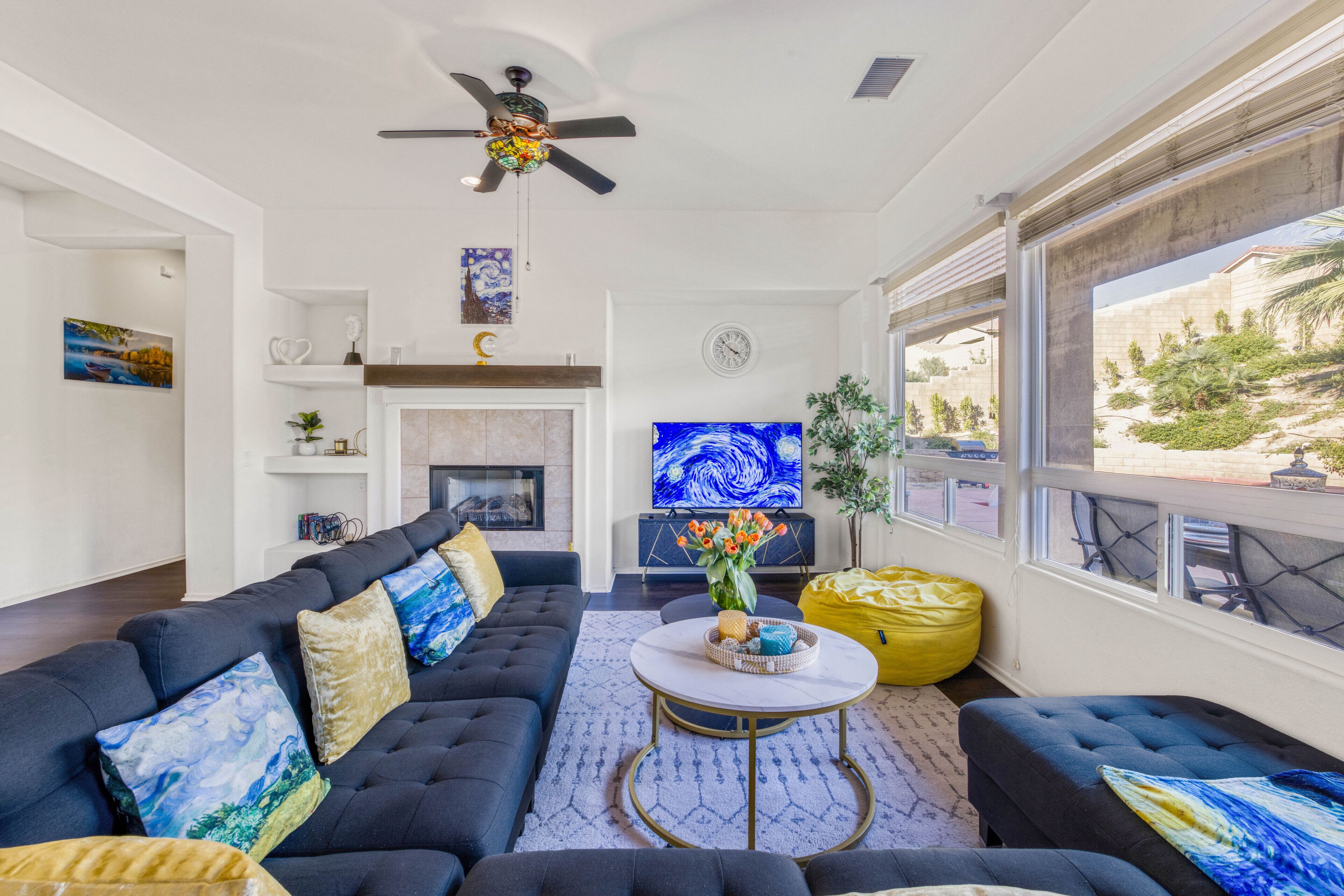 Un salon moderne avec un canapé, une table basse et un téléviseur.