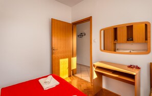 1 habitación, tabla de planchar con plancha, wifi gratis y ropa de cama 
