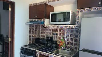 Micro-ondes, four, batterie de cuisine, vaisselle et ustensiles