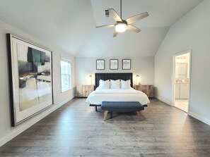 5 bedrooms, free WiFi, bed sheets - PERFECT FOR THE MASTER’S
Lovely home with a jacuzzi heated pool (Evans)