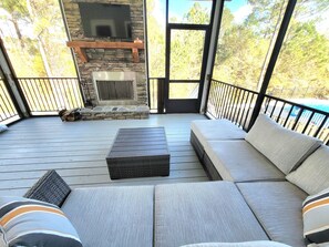 Smart TV, fireplace - PERFECT FOR THE MASTER’S
Lovely home with a jacuzzi heated pool (Evans)