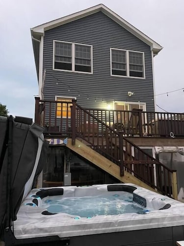 Beach house with hot tub, bikes, and beach passes