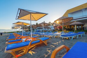 Een privéstrand, een strandbar