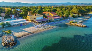 An aerial view of a coastal resort with a pool, beach umbrellas, and a restaurant. - Dream Holiday Resort  (Burhaniye)