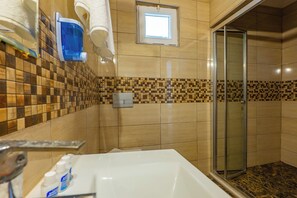 Standard Room | Bathroom | Shower, rainfall showerhead, hair dryer, towels - Dream Holiday Resort  (Burhaniye)