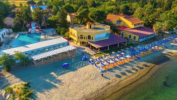 Een privéstrand, een strandbar