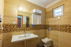 Standardzimmer | Badezimmer | Dusche, Regendusche, Haartrockner, Handtücher