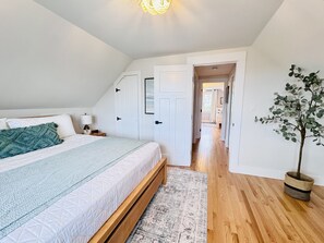 3 bedrooms, desk, iron/ironing board, travel cot - 1 min walk to private beach-Linens included! Booking for 2026! (Sandwich)