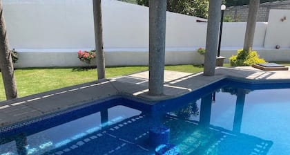 Casa con alberca climatizada y vista espectacular.