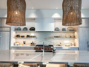Fridge, microwave, oven, stovetop - Luxury Community Querencia in Cabo, Parque Section Villa with pool (San José del Cabo)