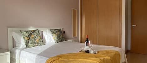 2 chambres, fer et planche à repasser, Wi-Fi, draps fournis